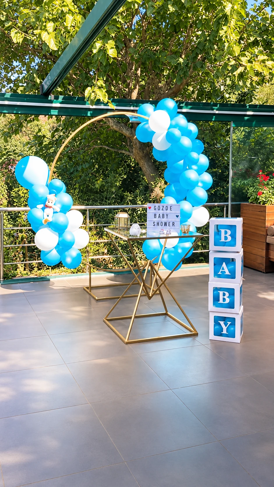 Mavi ve beyaz balonlarla hazırlanan babyshower alanı