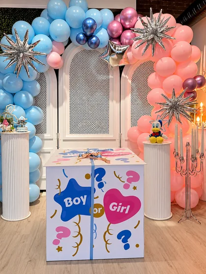 Pembe ve mavi balonlarla cinsiyet açıklama kutlaması