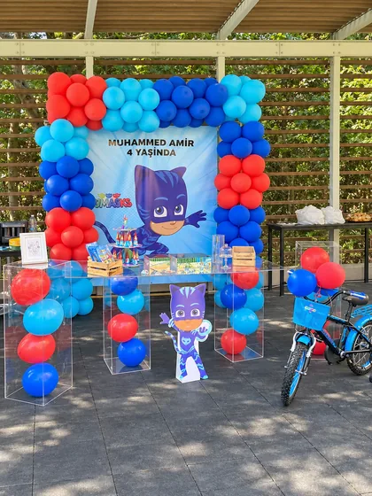 Renkli balon çerçevesiyle çocuk doğum günü dekoru