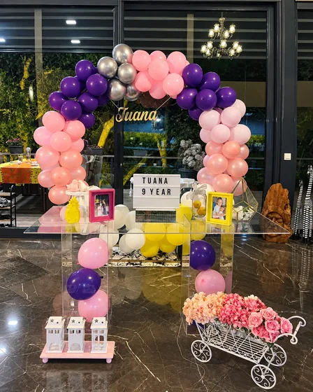 Mor ve pembe balon kemeri ile doğum günü masası