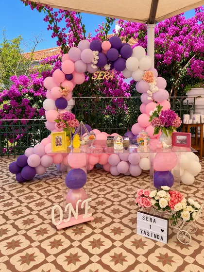 Bahçede pastel balonlarla doğum günü alanı