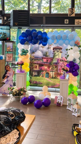 Pastel balonlar ve masal evi fonuyla prenses temalı doğum günü