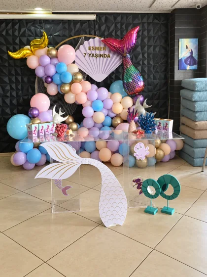 Deniz kabuğu fonu ve renkli balonlarla Esmer'in yedinci yaş kutlaması
