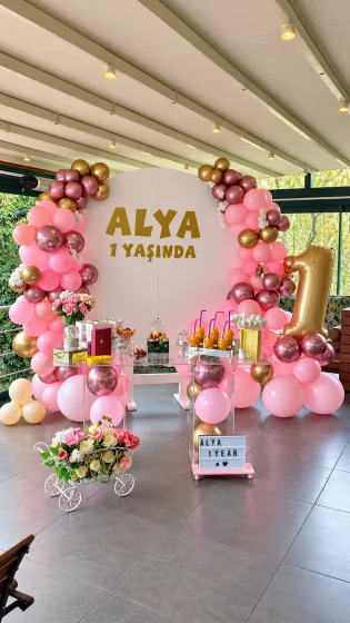 Pembe balonlar ve güllerle Alya'nın birinci yaş kutlama alanı