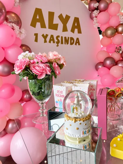 Alya'nın doğum günü masasında gül, popcorn kutuları ve tek boynuzlu at detayları