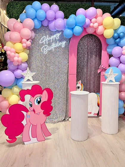 Pastel balonlar ve pembe midilli figürüyle doğum günü dekoru