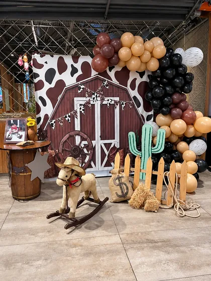 Kovboy ve çiftlik temalı doğum günü dekoru