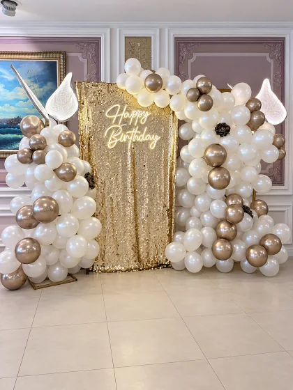 Beyaz balonlar, altın payet fon ve Happy Birthday ışıklı yazısı