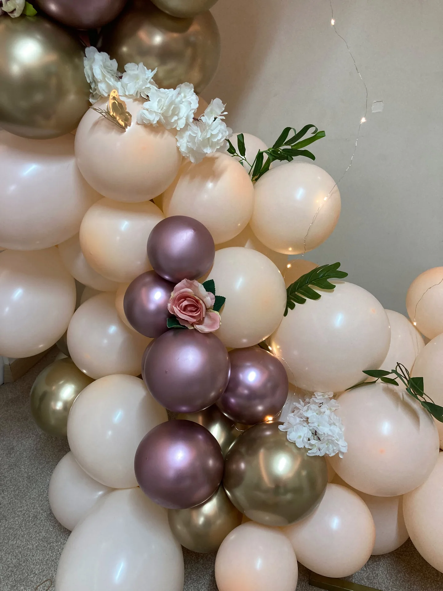 Krem, altın ve lila balonlarla çiçek ayrıntısı